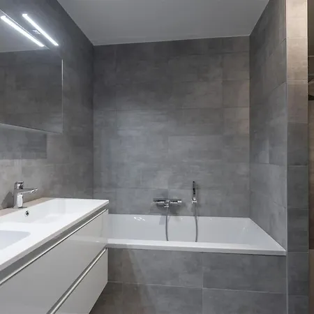 Spacious New-build With Large Terrace *