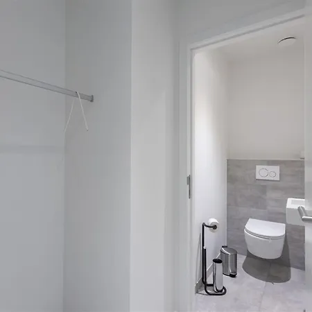 Spacious New-build With Large Terrace ميدل كيرك